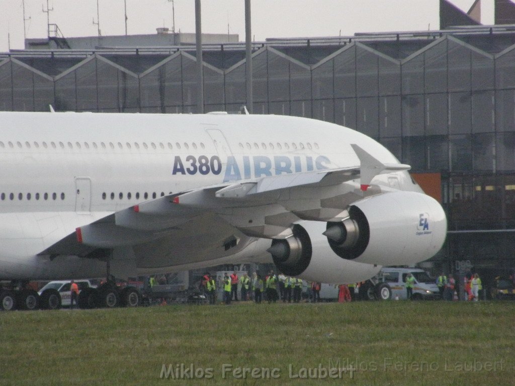 Warten auf den Airbus 380 Koeln Bonn P357.JPG